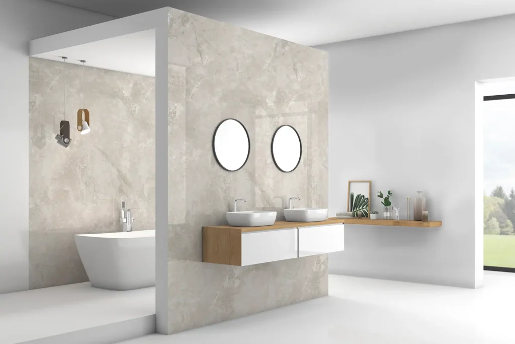 Badezimmer mit Wanne und zwei Waschtischen, weiß gestrichene Wände und Rückwand in Steinoptik hinter Wanne und Waschbecken - Ihr Bauunternehmen Hildburghausen